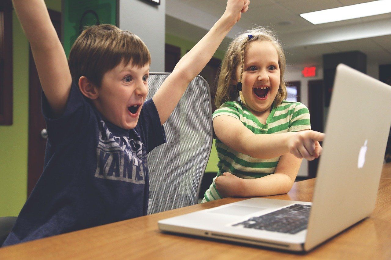 happy_children_with_computer.jpg